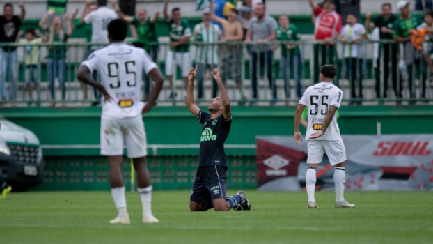 Chapecoense marca no fim derrota o Atlético MG e Vasco volta ao Z4