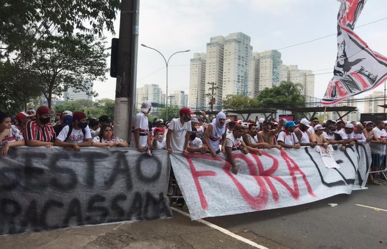 torcedores do São Paulo protestam contra diretoria Diniz e Daniel