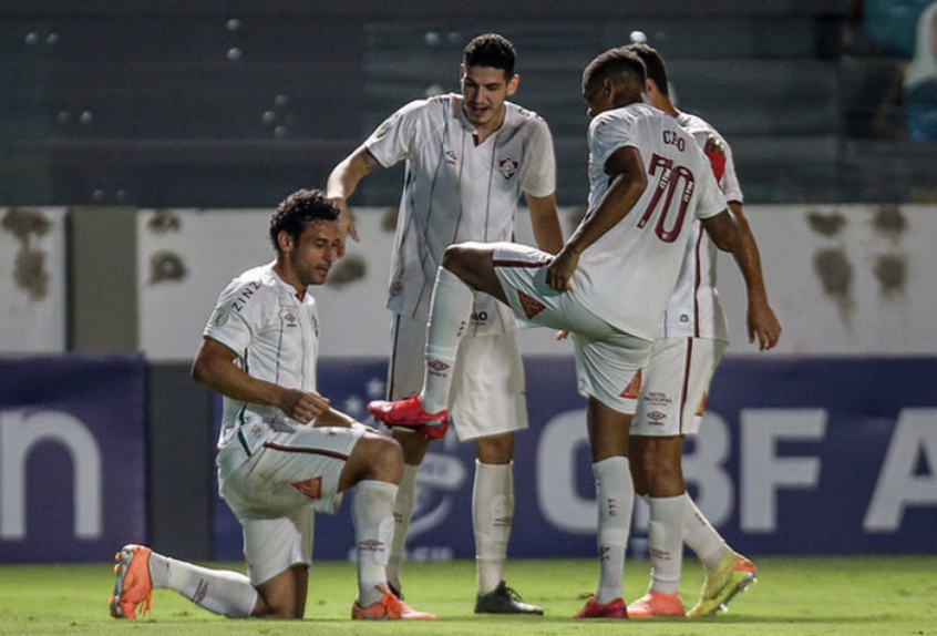 Fluminense Vence O Goi s Em Jogo De Seis Gols Rolando A Bola